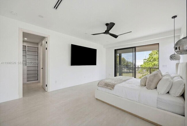 Building Photo - 1337 NE 13th Ave