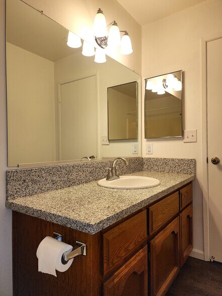 Hallway Bath 1 - 4617 N Charles Ave