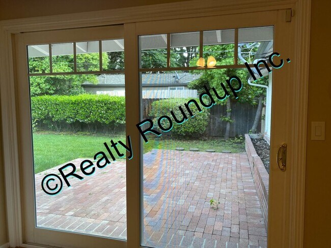 Building Photo - Beautiful Lincoln Village Home