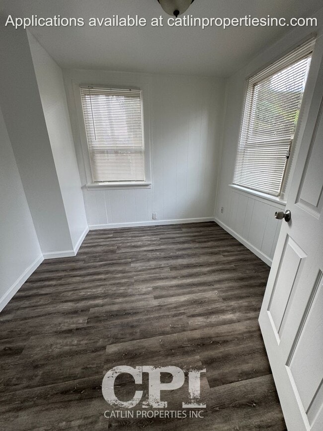 Building Photo - 1102 1/2 N. 2nd- Kelso, WA - Move In Special - $99 First Month's Rent!