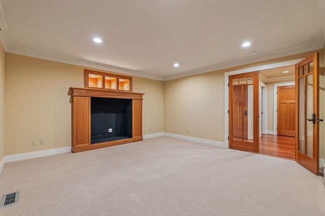 Building Photo - Luxury 3-Bedroom, 2.5-Bath Townhouse Retre...