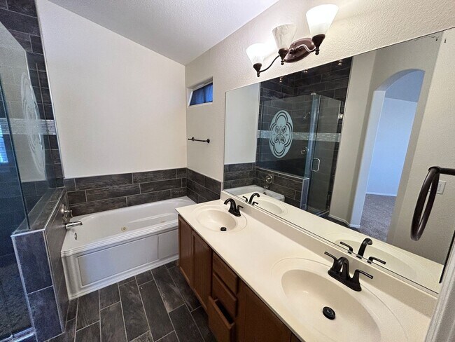 Building Photo - 3 Bed / 2.5 bath Gilbert Home with New Pai...