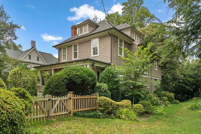 Building Photo - 4 Bed 3.5 bath - Kensington Victorian - Mo...