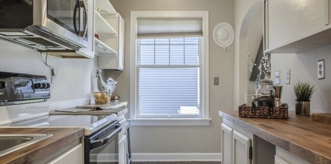 Building Photo - Vintage Cap Hill Condo