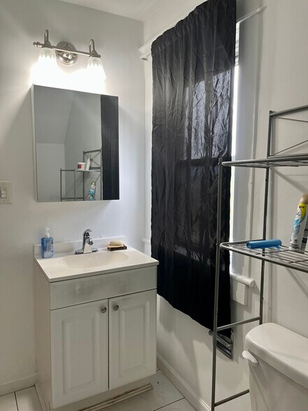 Building Photo - 223 E Mountain Rd