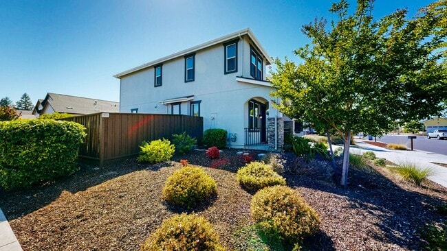 Building Photo - Rare Santa Rosa Four Bedroom house in Desi...