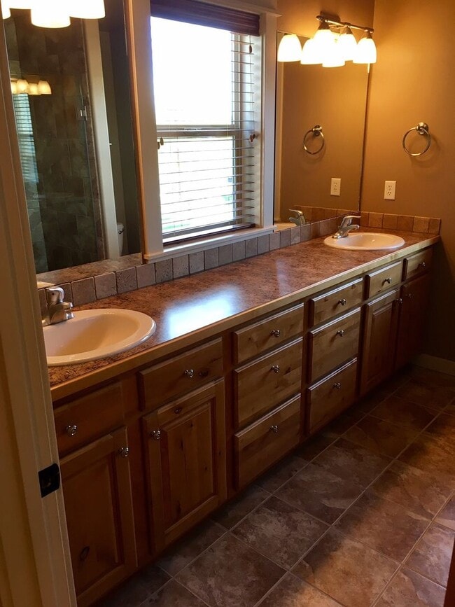 Building Photo - 2811 Blackbird Dr