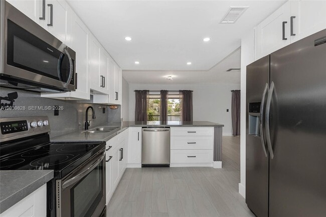 Building Photo - 6653 SW 140th Ave