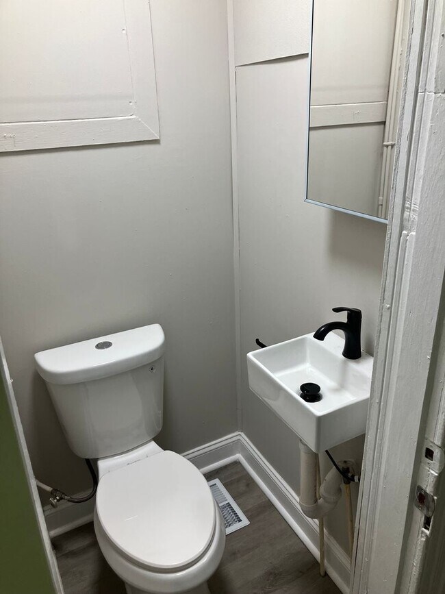 Building Photo - 7 Bedrooms 3.5 Bathrooms