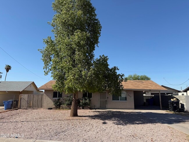 Primary Photo - 2024 E Saint Catherine Ave