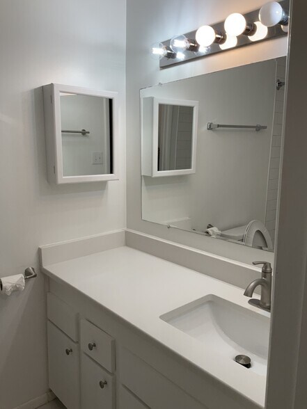 Building Photo - 1001 Woodland Vlg