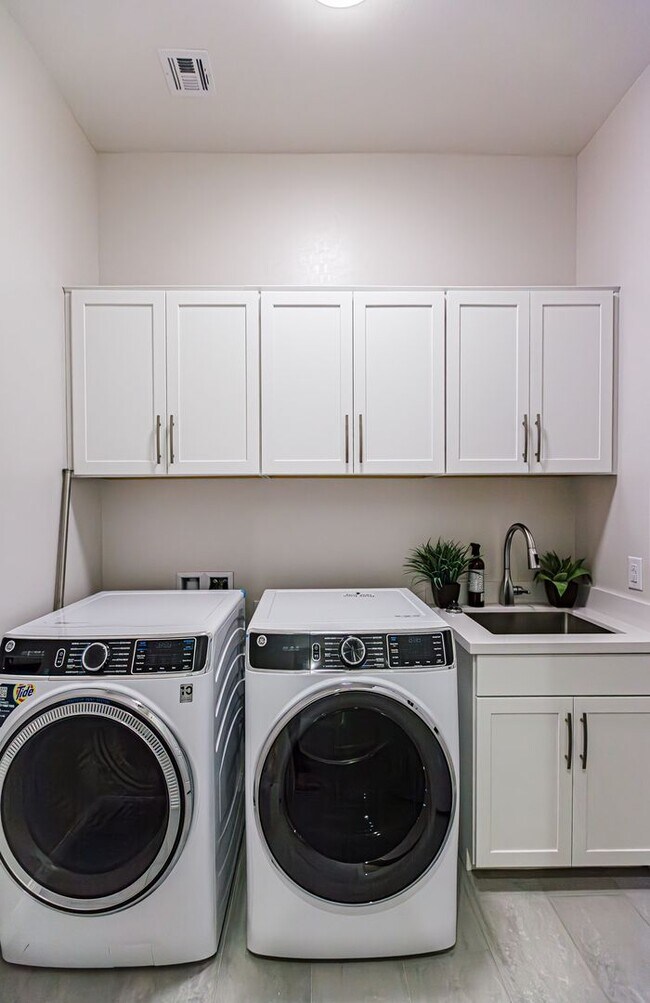 Building Photo - One Story Model Home