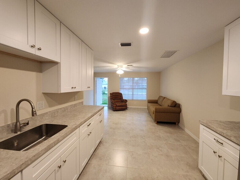 Building Photo - Cozy Duplex in the Beautiful Buckingham Area