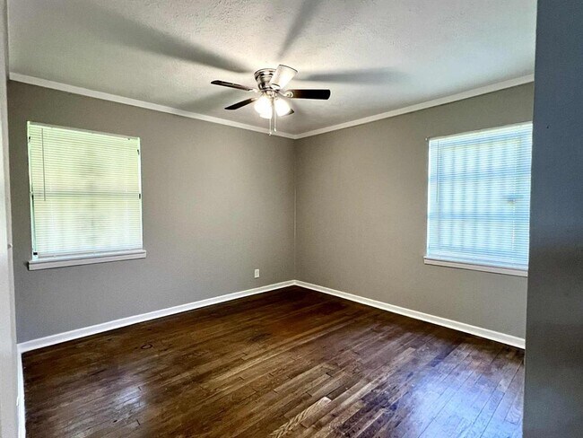 Building Photo - 9529 Chesterfield Dr