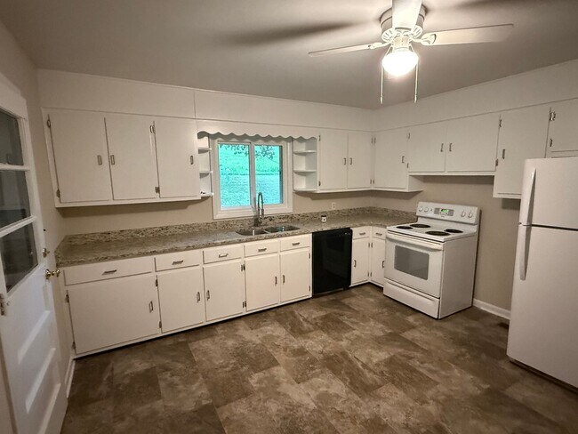 Building Photo - Spotless & Spacious! 3BR Home Near Volunte...