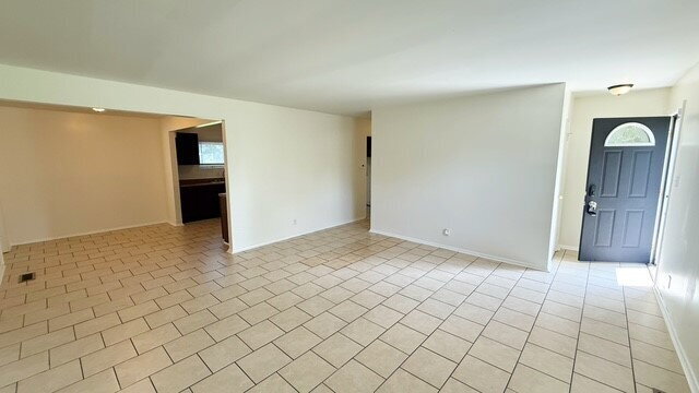 Building Photo - EAST SIDE 3 BEDROOM RANCH HOME AVAILABLE NOW!