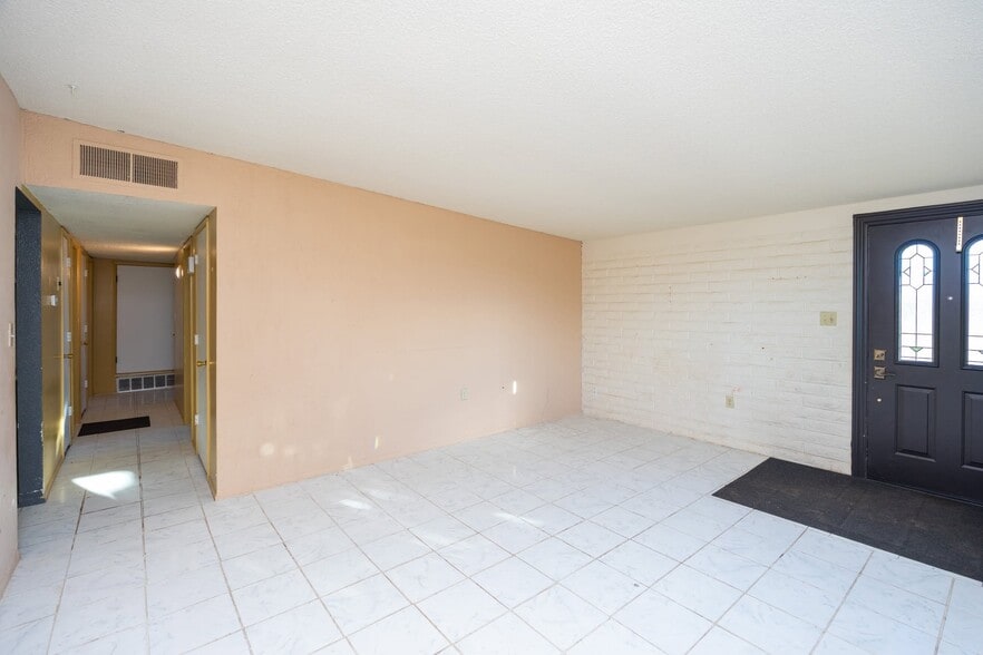 Building Photo - 702 N Skyline Dr