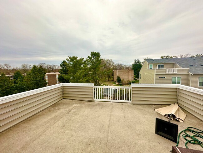 Building Photo - Amazing 4 BR/3.5 BA EOG Townhome in Lanham!