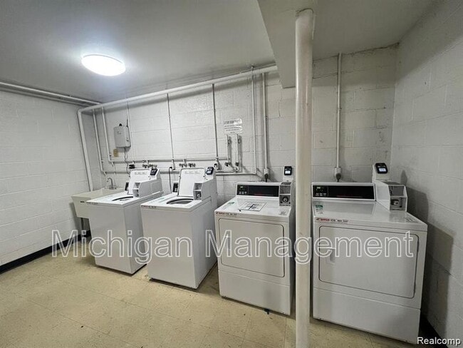 Building Photo - 2150 Pauline Blvd