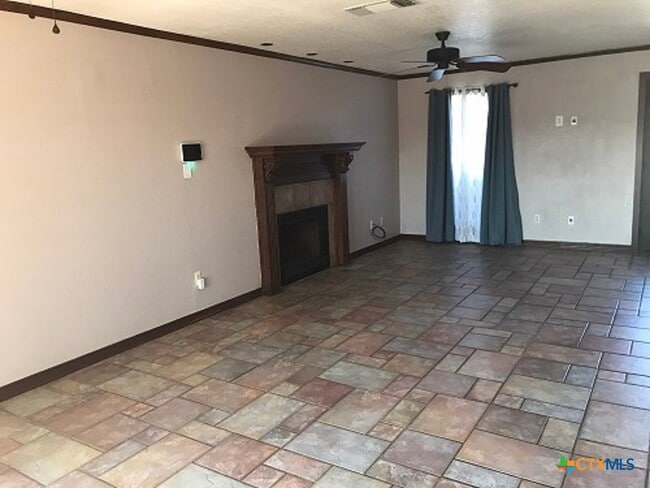 Building Photo - 419 Tomahawk Dr