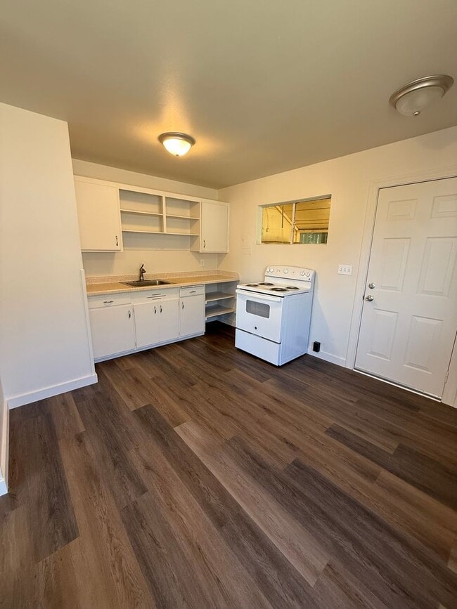 Building Photo - Newly Updated Cottage in Coquille