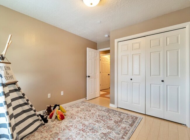 Building Photo - Bright 3-Bed, 2-Bath Condo with Mountain Views & Community Amenities