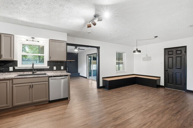 Building Photo - 703 Pineview Ct