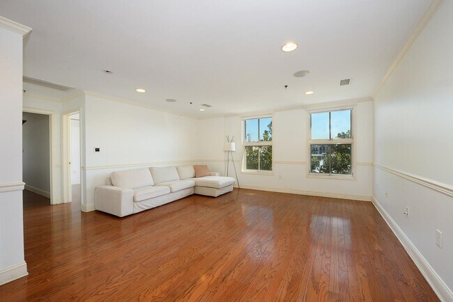 Building Photo - 812 Grand St