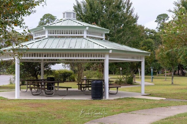 Building Photo - 6395 Duquesne Dr