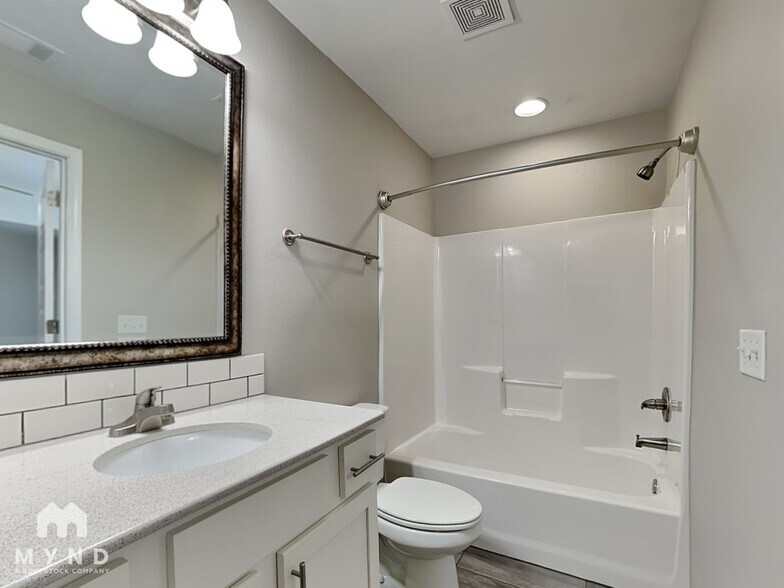 Building Photo - 122 E Sycamore St