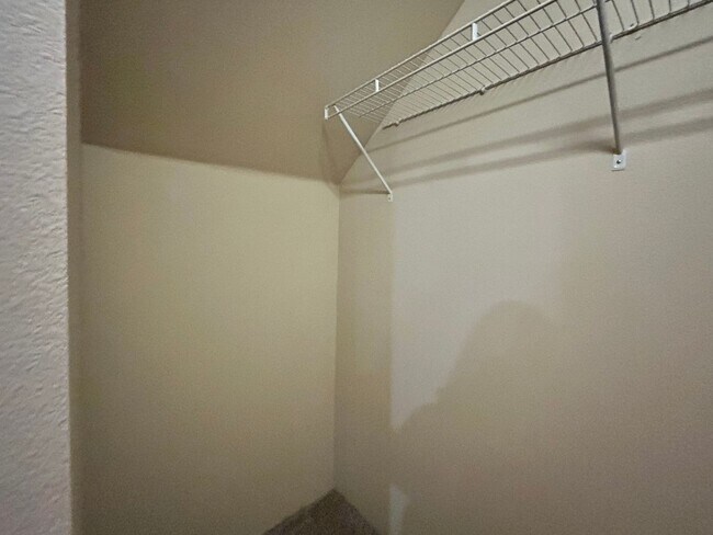 Building Photo - Gorgeous 4 Bed, 2.5 Bath Tuscany Home!