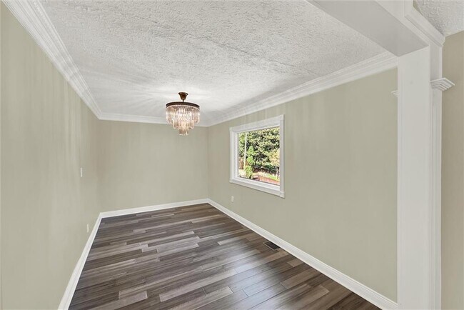 Building Photo - 910 Muirfield Dr NE