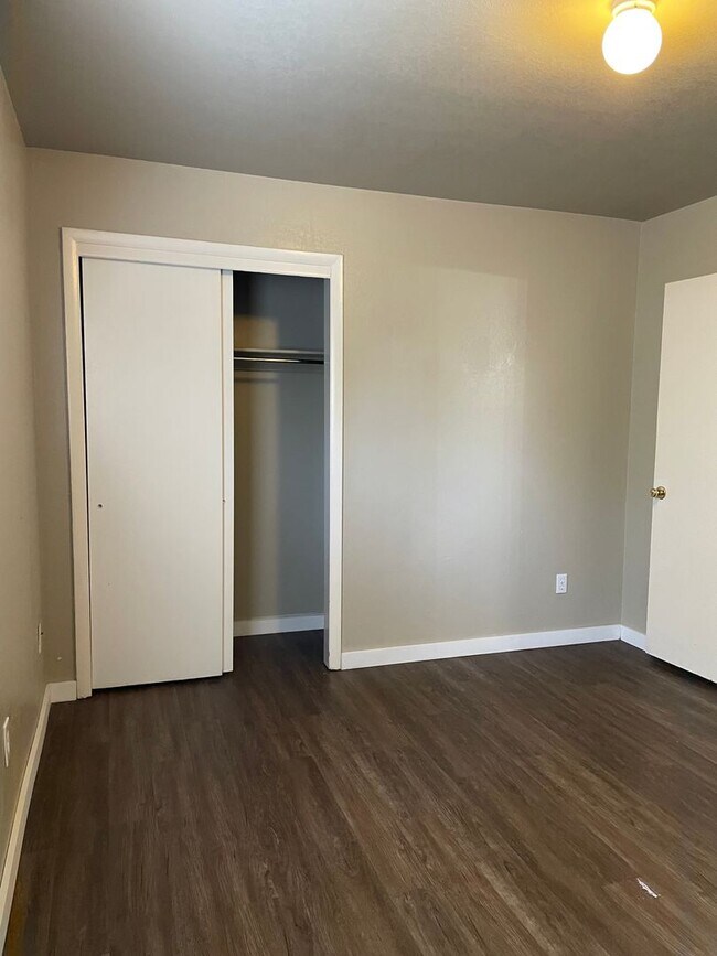 Building Photo - STUDENTS WELCOME! 5 Bedroom 3 Bathroom Single Family Home West Fort Collins