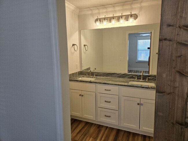 Building Photo - 3 Bedroom 2.5 Bath Townhome located in Valdosta, GA Minutes from Moody