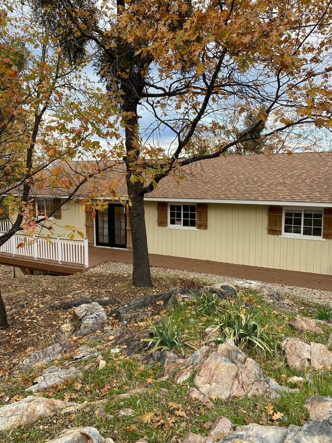 Building Photo - Pine Grove Home