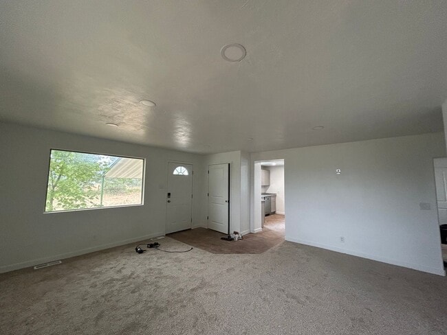 Building Photo - 3 Bedroom 1 Bathroom Home in Salem w/ Horse Property