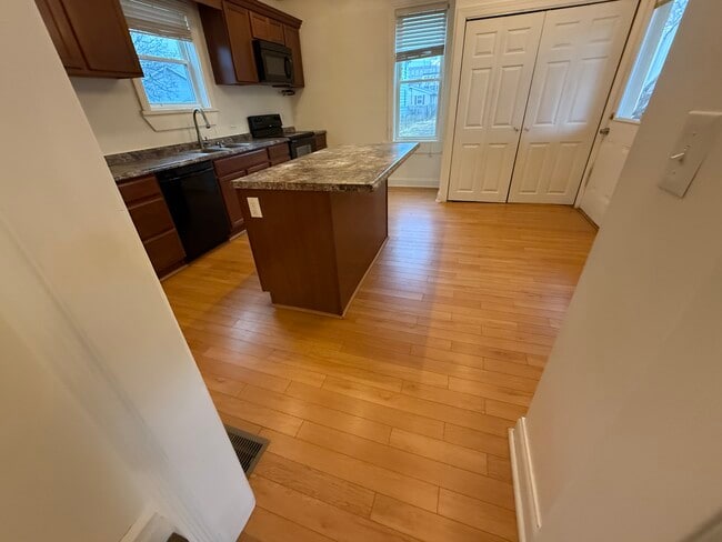 Building Photo - 125 Market St