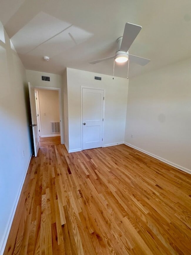 Building Photo - Newly Renovated Three Bedrooms Condo in South Windermere