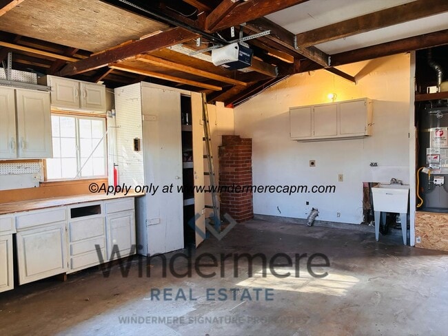 Building Photo - Charming 2 bedroom with HUGE yard in beaut...