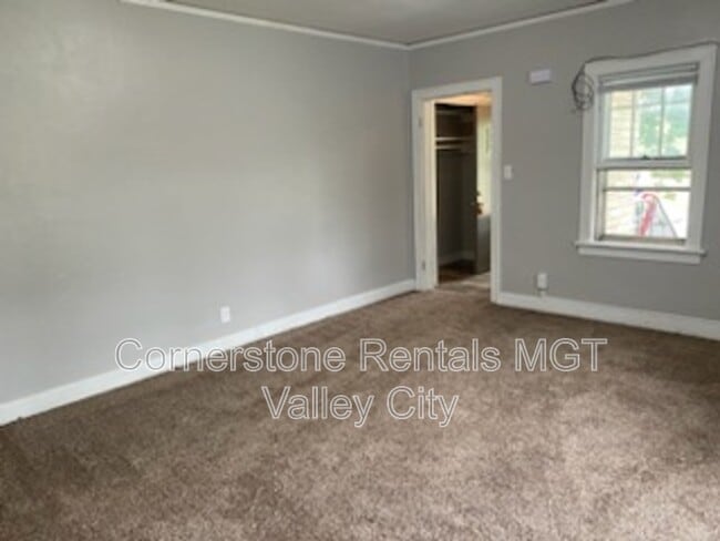 Building Photo - 208 5th Ave SW