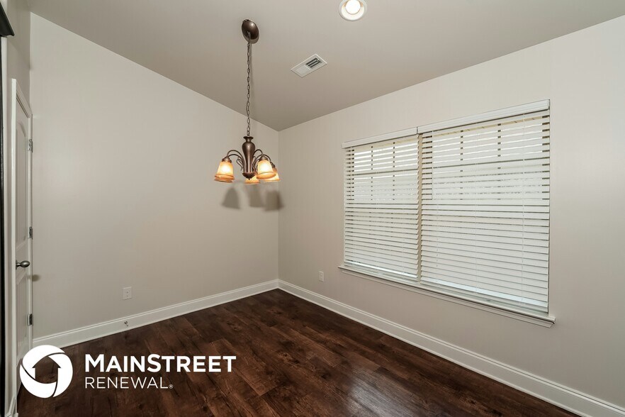 Building Photo - 980 Clover Ave