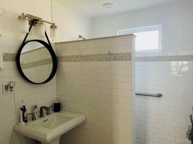 Building Photo - 489 Elton St