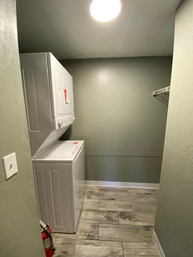 Building Photo - Reduced! Charming 1-Bedroom 1-Bath! - MetroWest