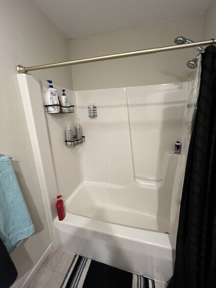 upstairs shower - 2139 Hummingbird Dr