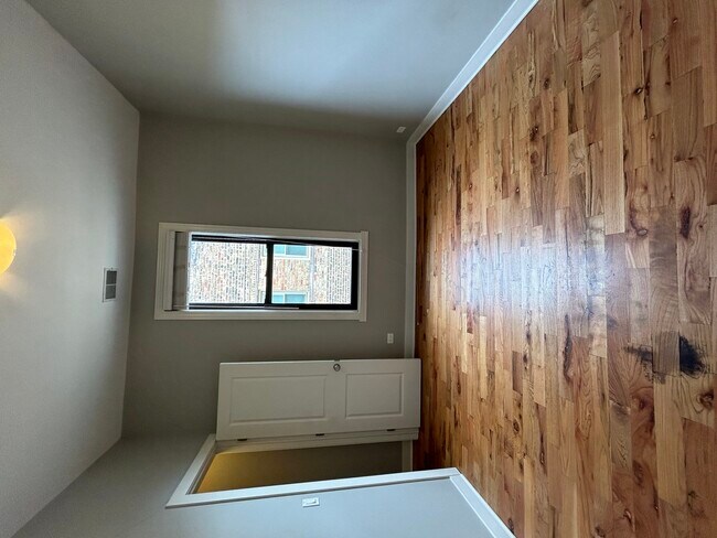 Building Photo - 751 W Buckingham Pl
