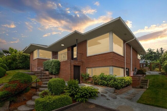 Building Photo - Gorgeous West Seattle Mid-Century Modern w...