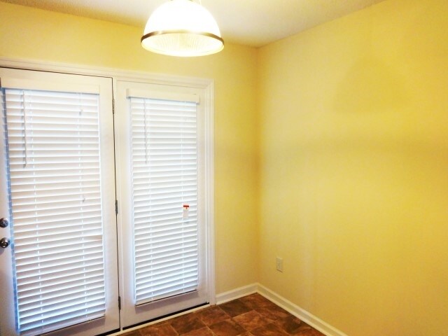 Building Photo - 228 Trickle Dr