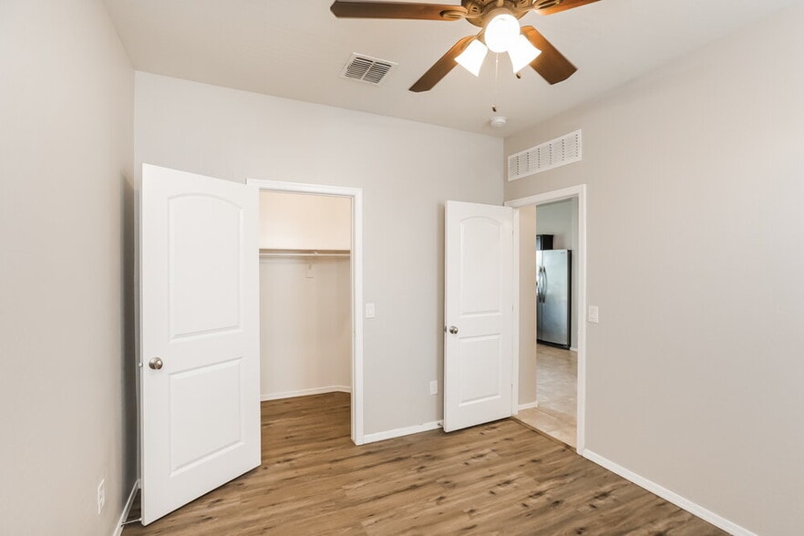 Building Photo - 25562 W Desert Dr