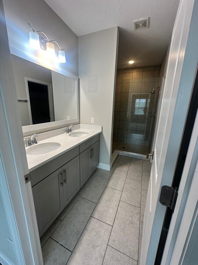 Building Photo - Longwood Townhouse