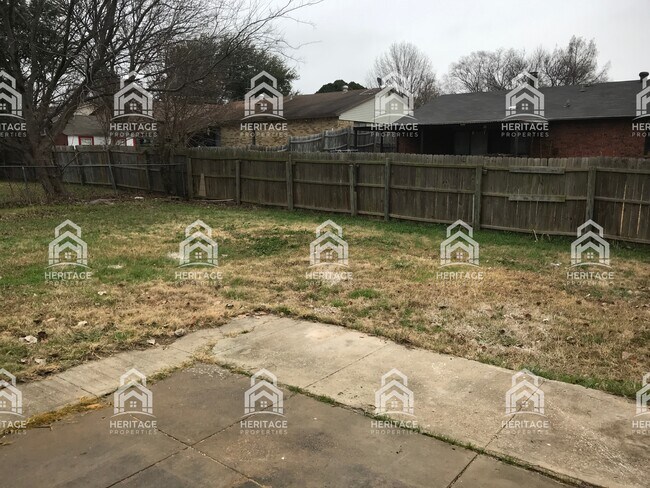 Building Photo - 2004 Newbury Dr